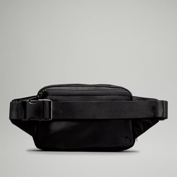 Lululemon Large 2L Everywhere Belt Bag in Black - Picture 3 of 5